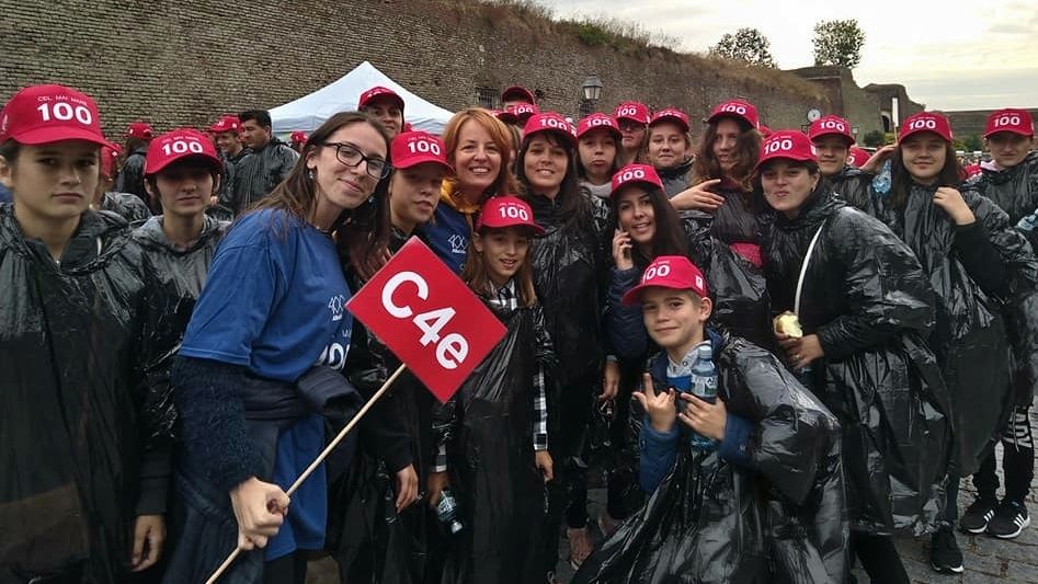 Peste 100 de sătmăreni au intrat în Cartea Recordurilor pentru cea mai mare hartă a unei ţări formată din oameni