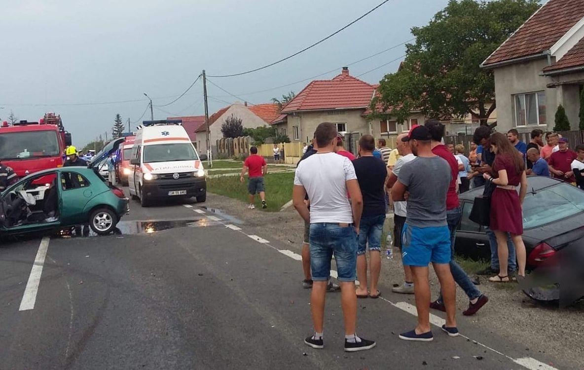 Accident în Mădăras. Un bătrân și un copil au rămas încarcerați