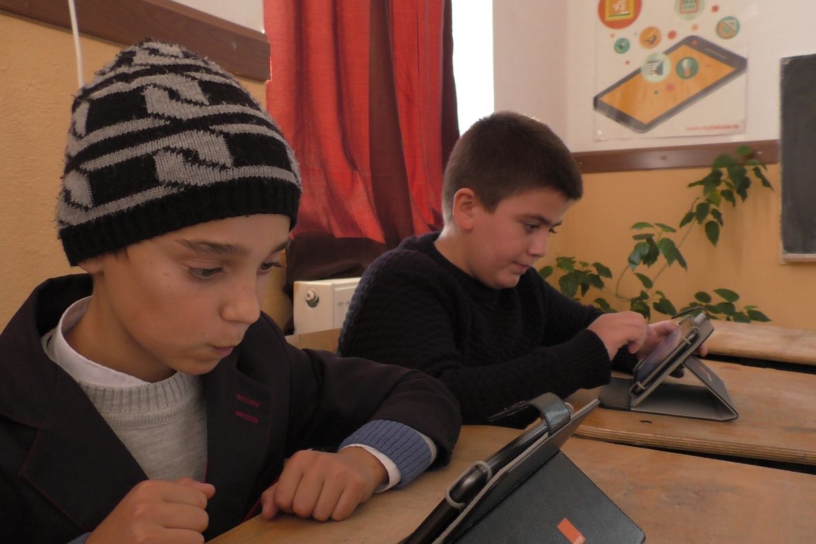 Echipamente moderne de învăţare pentru elevii din Medieșu Aurit