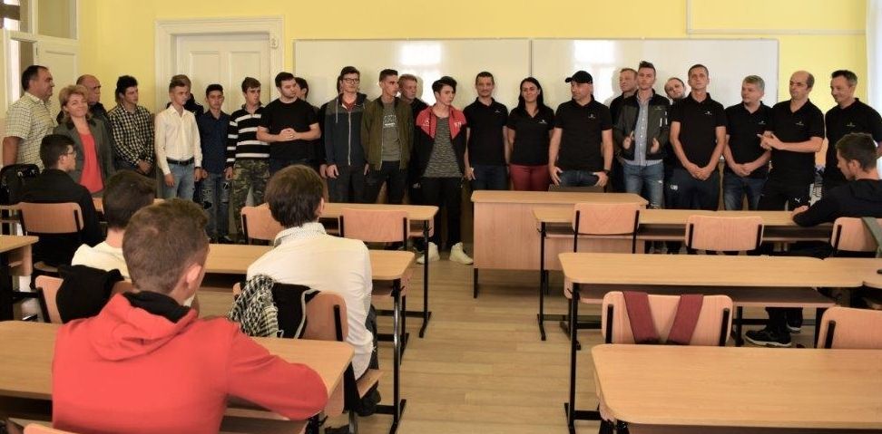 Voluntarii Draxlmaier au renovat o sală de clasă de la Colegiul Tehnic I. C. Brătianu
