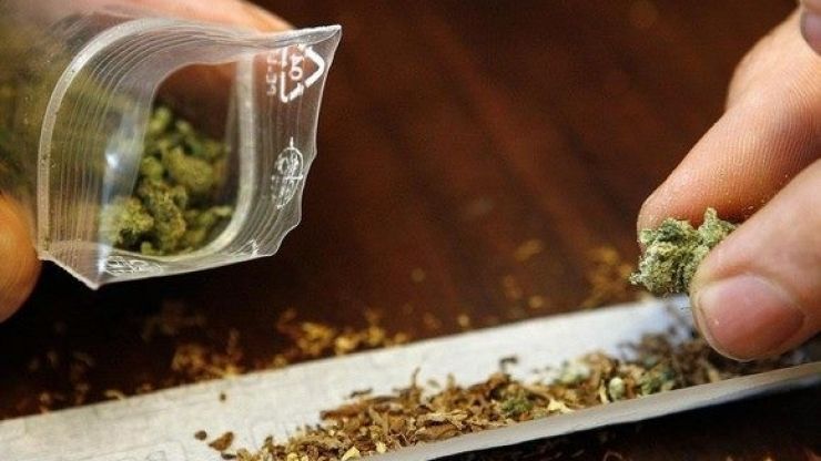 Un tânăr din Satu Mare, prins de polițiști în timp ce se droga în parc