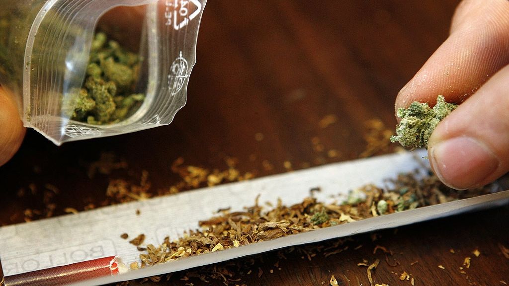 Tânăr prins cu droguri în Satu Mare. Își confecţiona ţigaretele în plină stradă