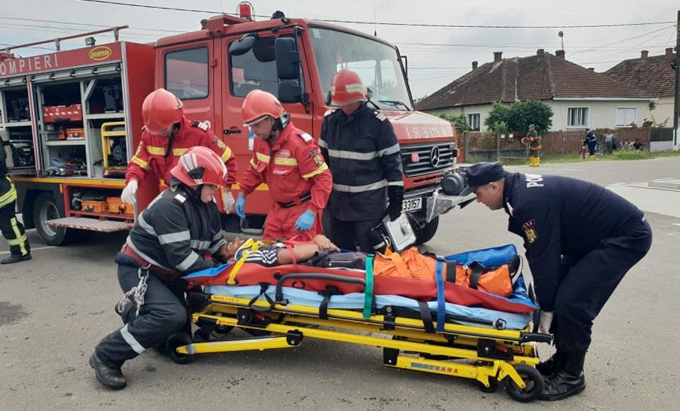 Exercițiu | Accident cu doi încarcerați și scurgeri de substanțe necunoscute în localitatea Apa