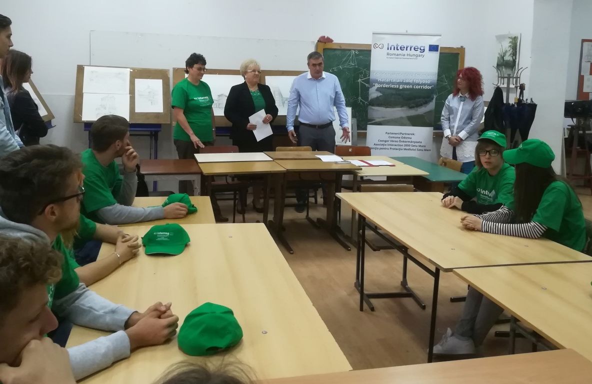 La Satu Mare se construiește un pod din flacoane peste Someș