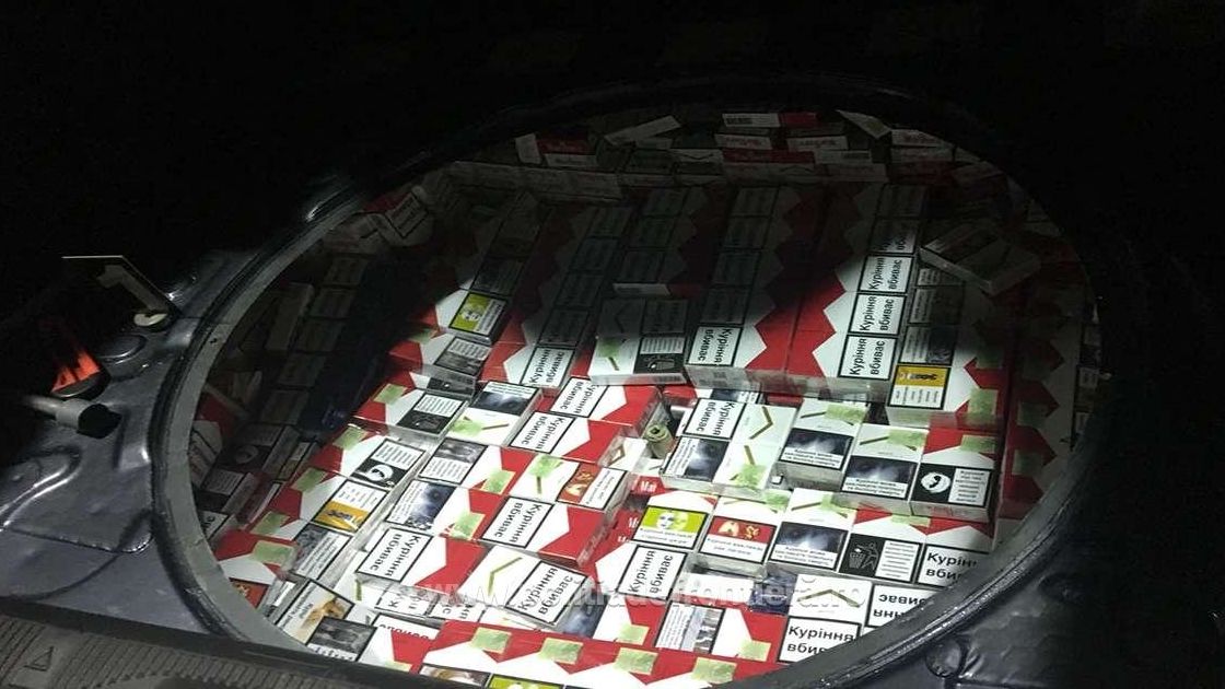Țigări ascunse în locul roții de rezervă şi în pragurile unui autoturism, descoperite la PTF Halmeu