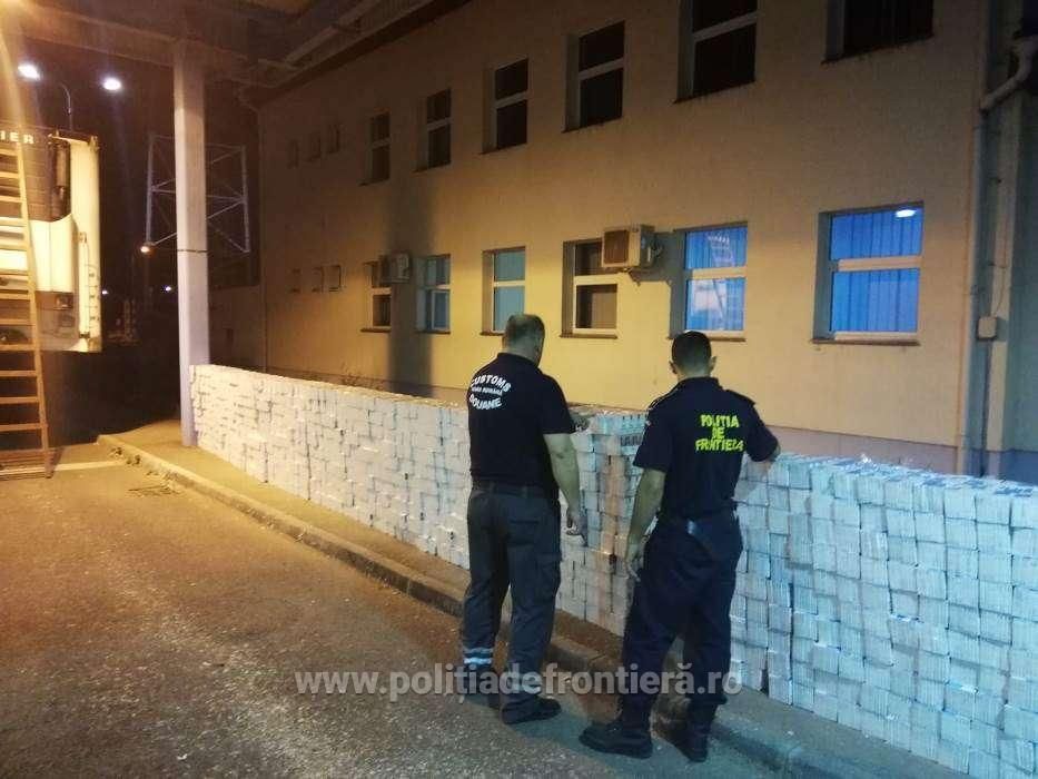 Țigări de contrabandă ascunse în plafonul unei semiremorci, la P.T.F. Halmeu