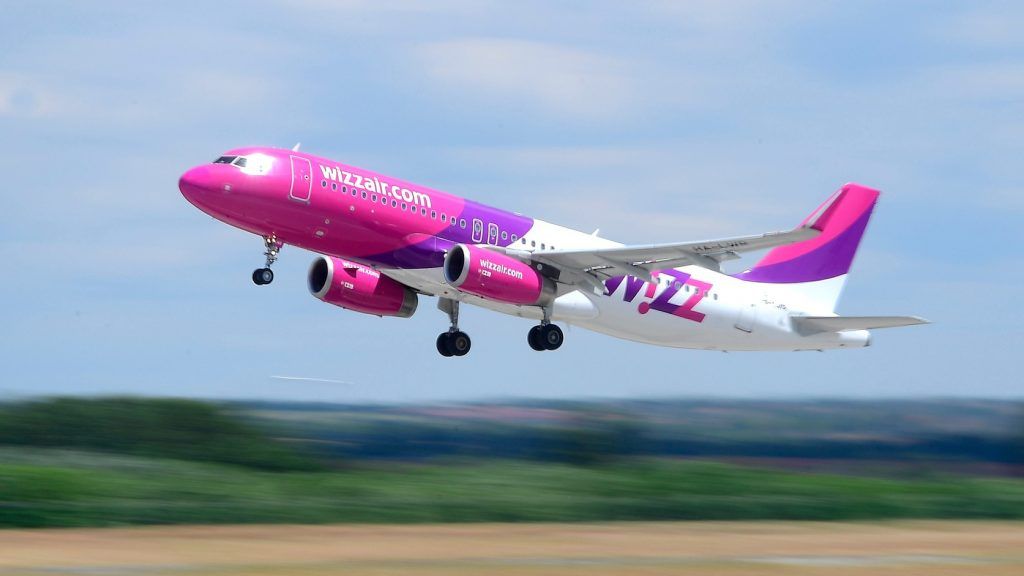 Izolare la domiciliu pentru toți pasagerii curselor WizzAir care sosec din Londra, la Satu Mare