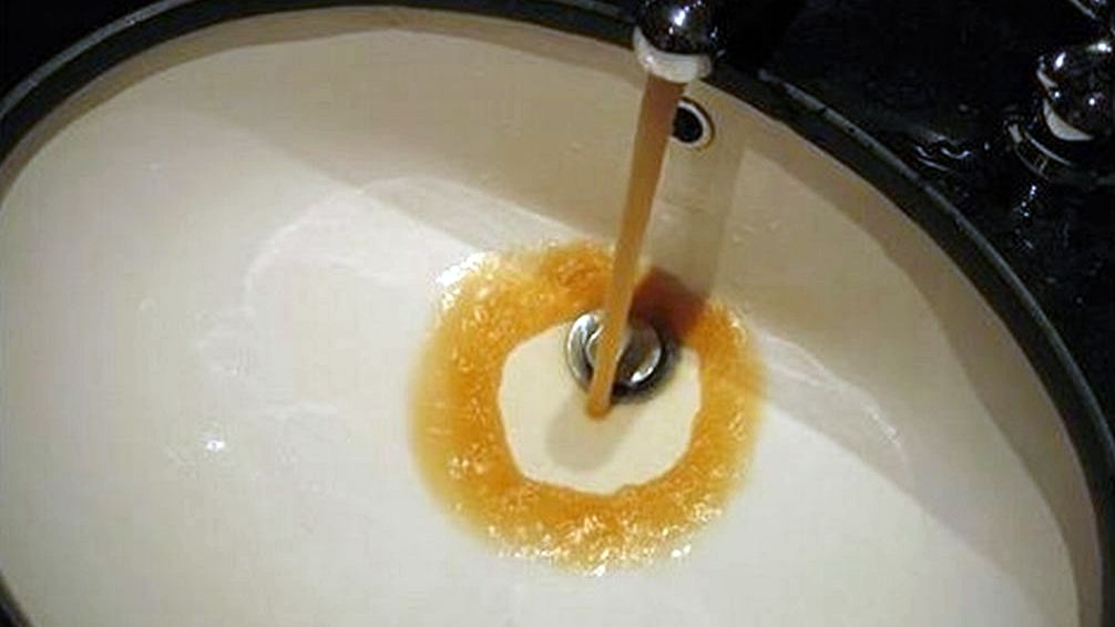 Defecțiune majoră a Apaserv | Apă maronie la robinetele sătmărenilor