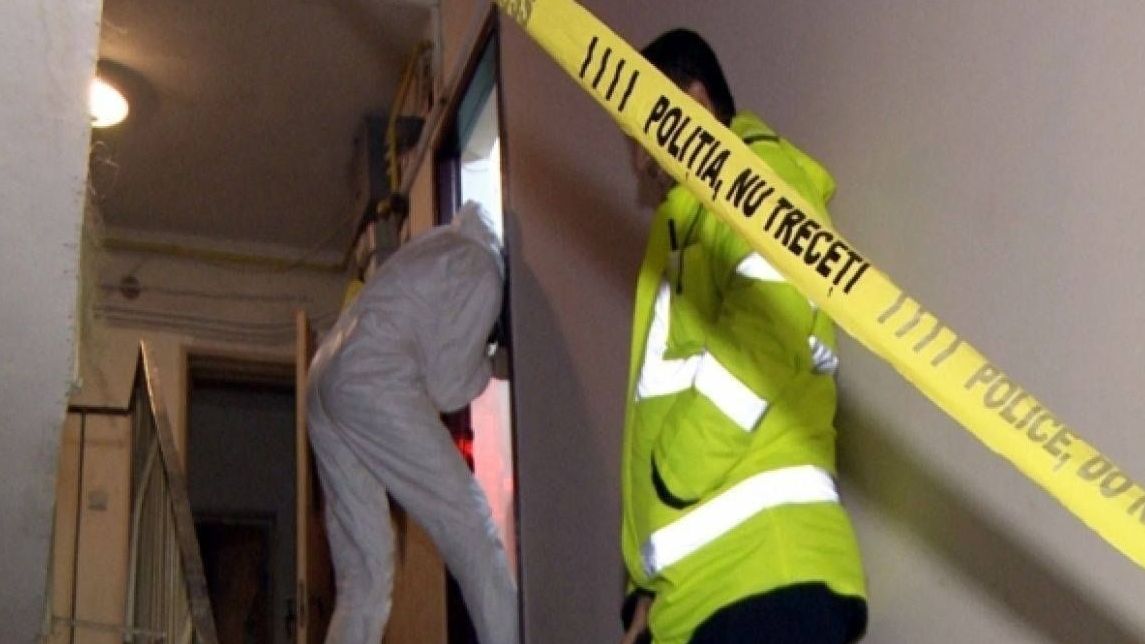 Posibilă crimă în Micro 15. Un bătrân și fiul său, găsiți decedați în apartament
