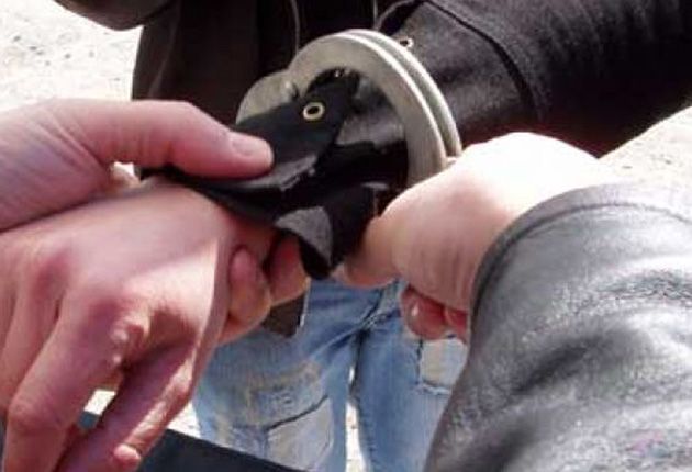 Tineri cercetaţi de poliţişti, după ce au sustras mai multe bunuri dintr-o benzinărie