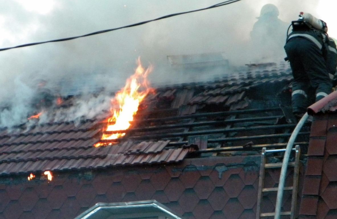 Casă cuprinsă de flăcări, în Negrești Oaș