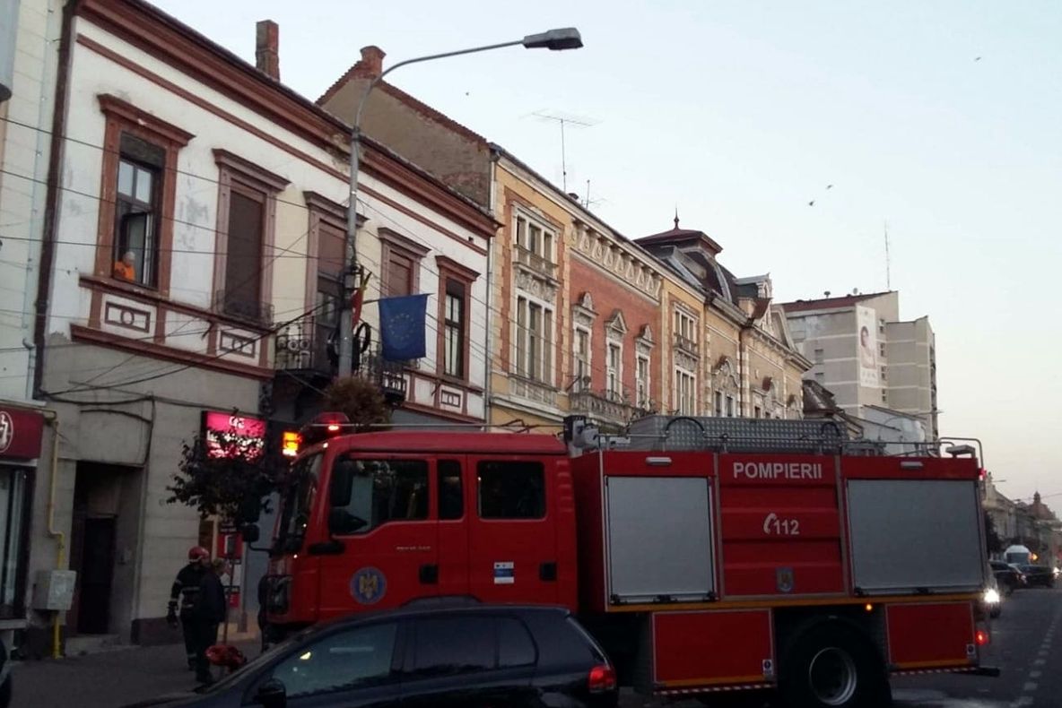 Tânăr intoxicat cu fum. Acesta a încercat să lichideze incendiul izbucnit în locuința sa