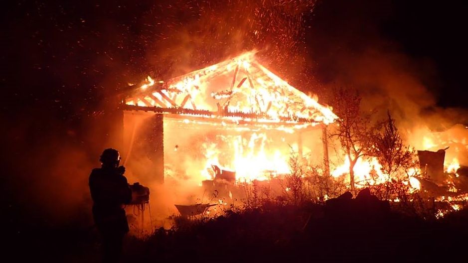 Incendiu de amploare la o casă din Sătmărel. Pompierii s-au luptat patru ore cu flăcările