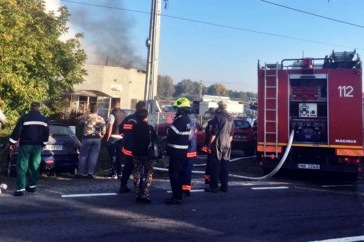 Incendiu puternic la un depozit de anvelope