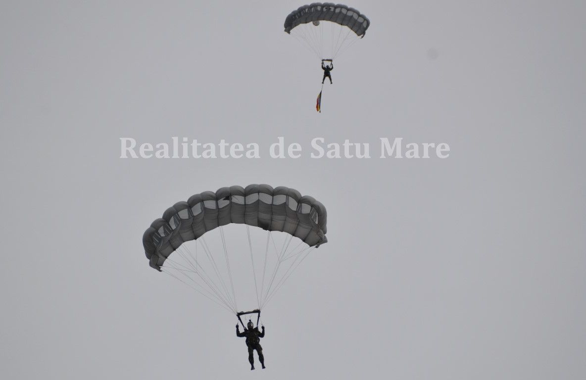 Parașutistul care a coborât cu Drapelul României, luat de vânt, la Carei