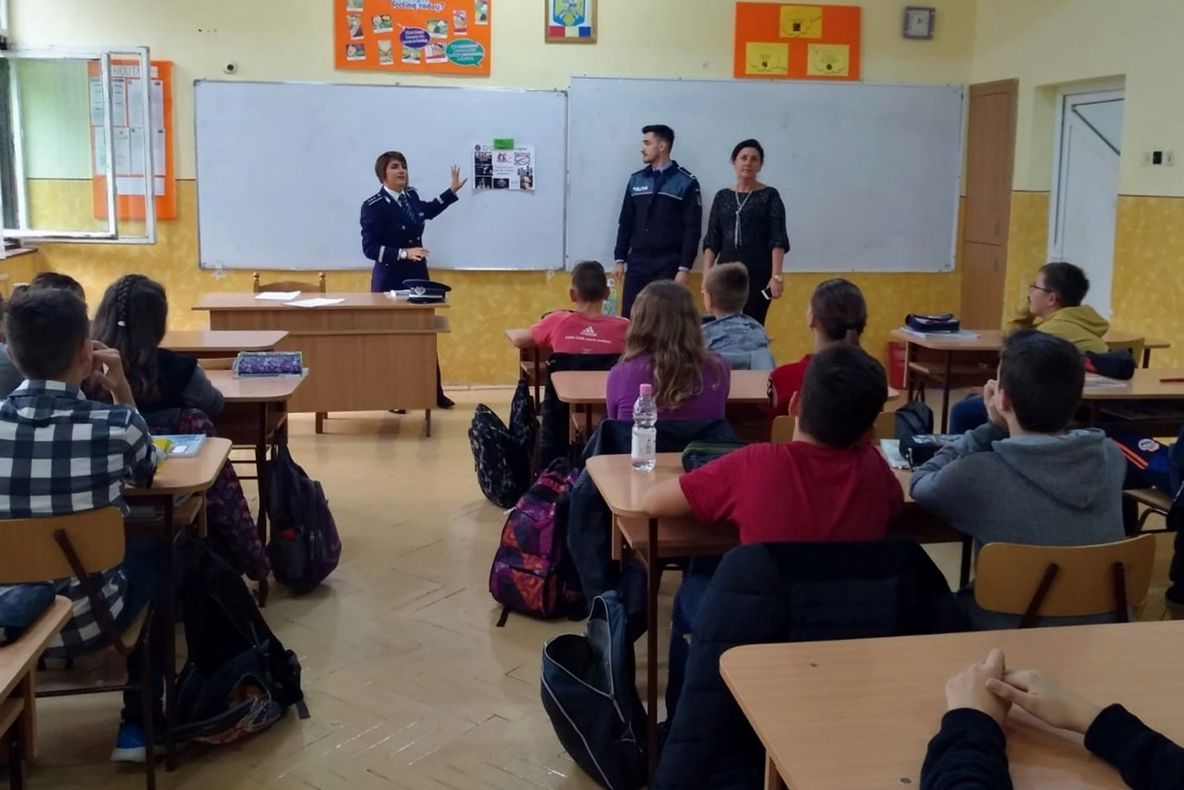 Polițiștii sătmăreni au promovat non-violența la Școala Gimnazială ”Octavian Goga”
