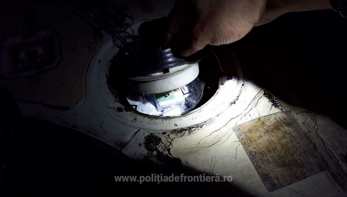 Aproximativ 8.300 de pachete de țigări, descoperite de poliţiştii de frontieră