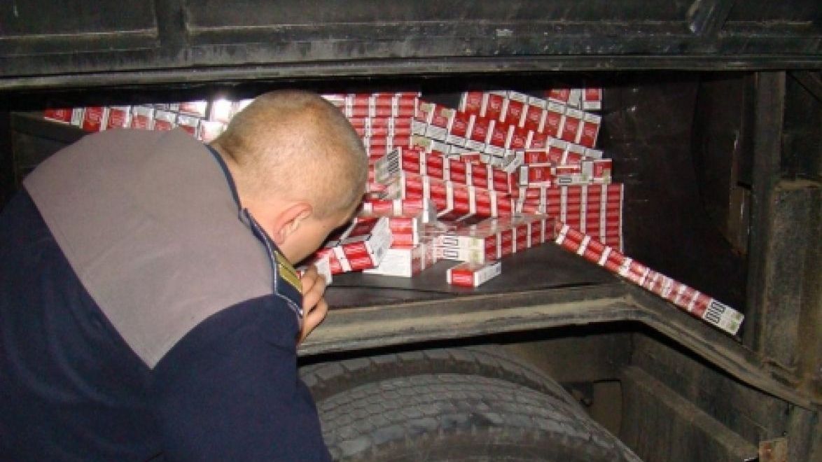 Sătmăreancă prinsă cu sute de pachete cu țigări de contrabandă