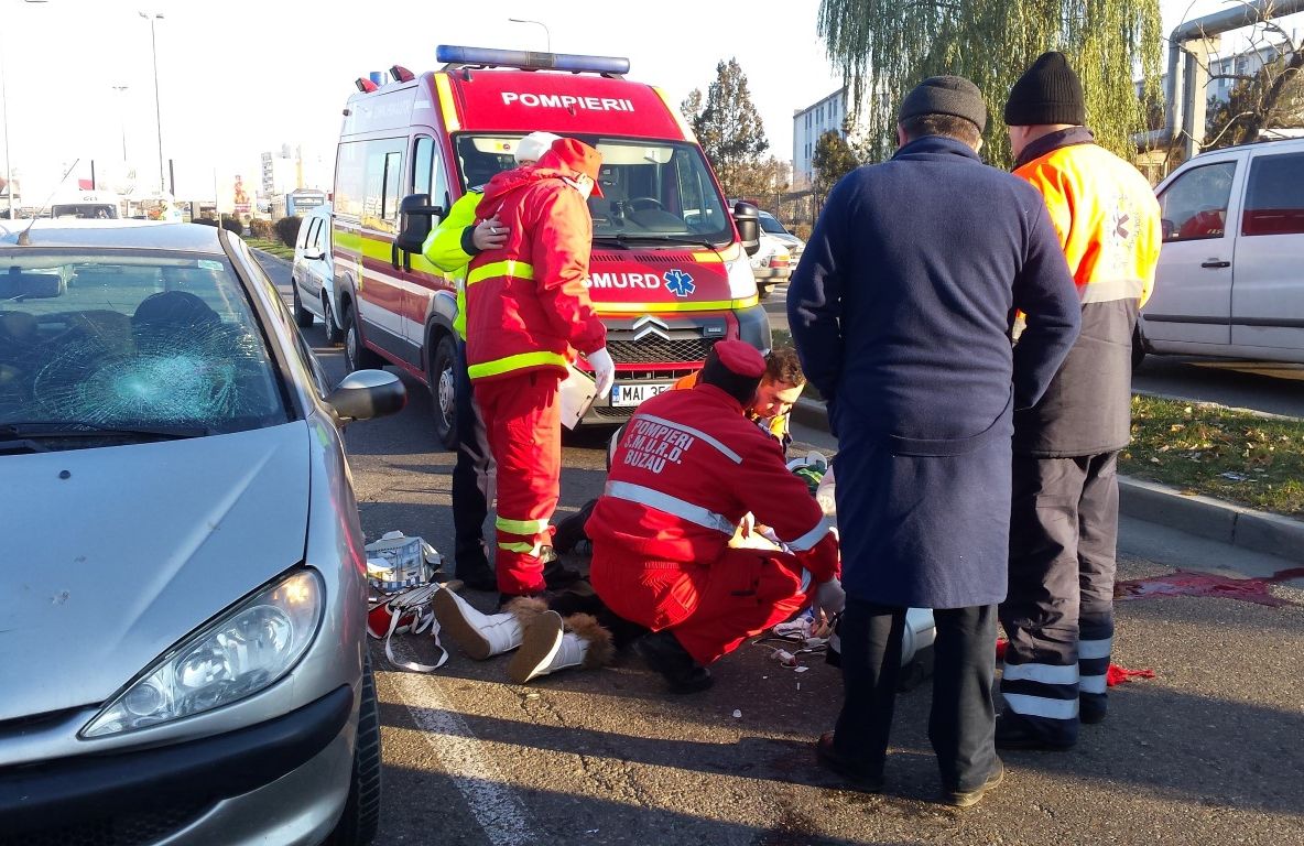 Bătrână lovită pe trecerea de pietoni