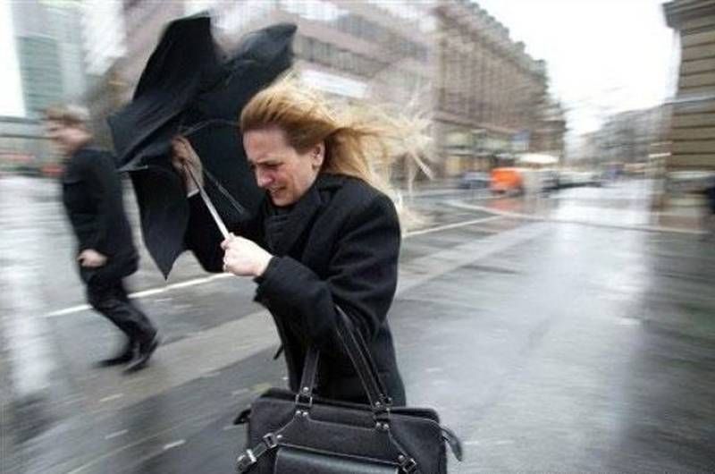 Cod galben de vânt puternic, rafale și ploi. Avertismentul polițiștilor