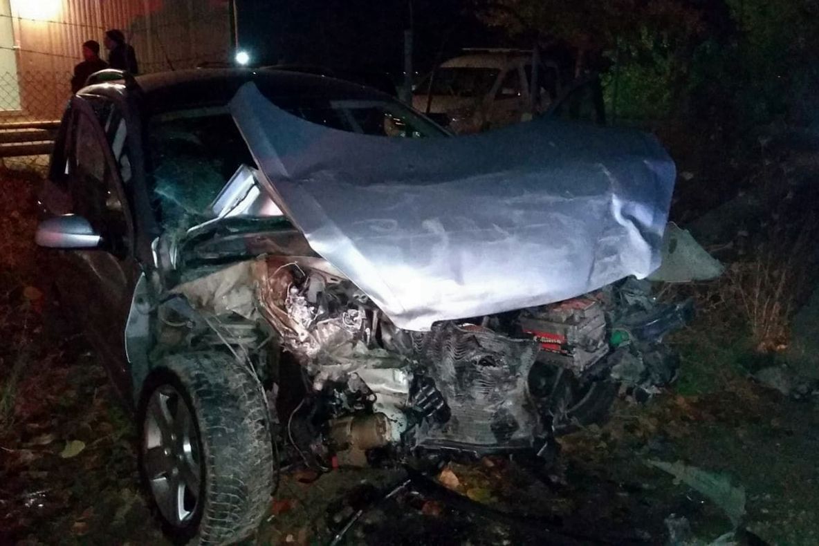 Accident în județul Satu Mare. Un stâlp a căzut peste o maşină