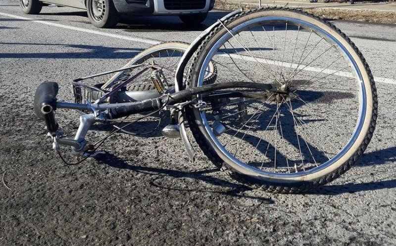 Accident în Carei. Un batrân a intrat cu bicicleta în remorca unui tractor