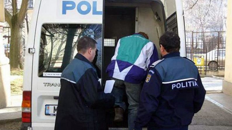 Principalul suspect al dublei crime, prezentat azi în fața instanței de judecată cu propunere de arestare preventivă