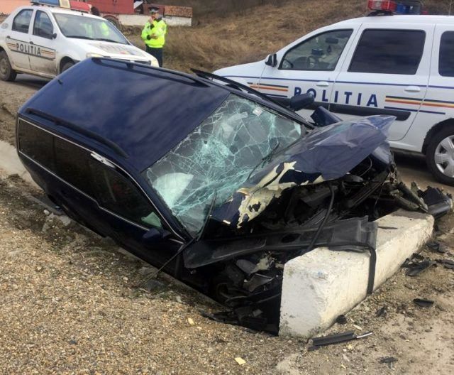 Accident în Acâș. Un bărbat a intrat cu mașina într-un cap de pod