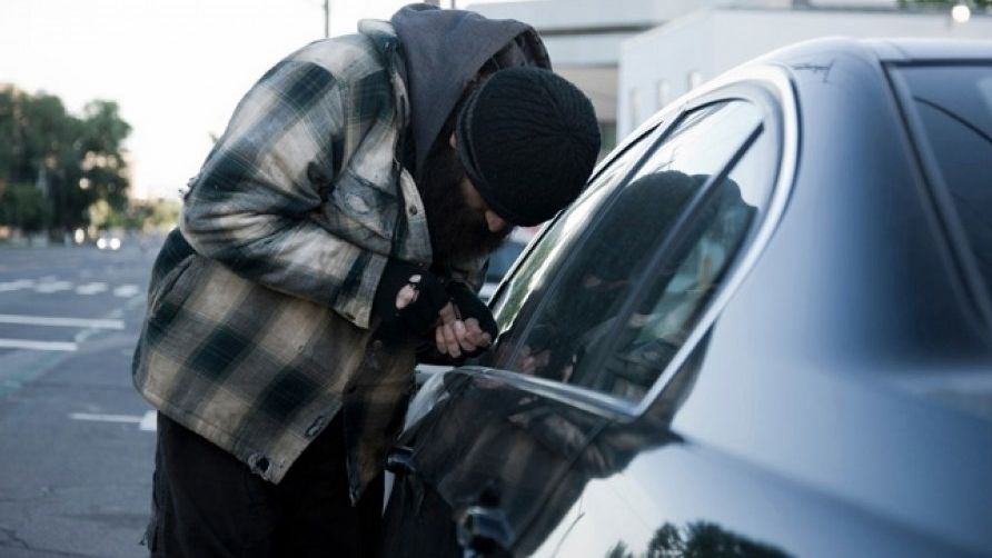 Hoți din mașini, prinși de polițiști