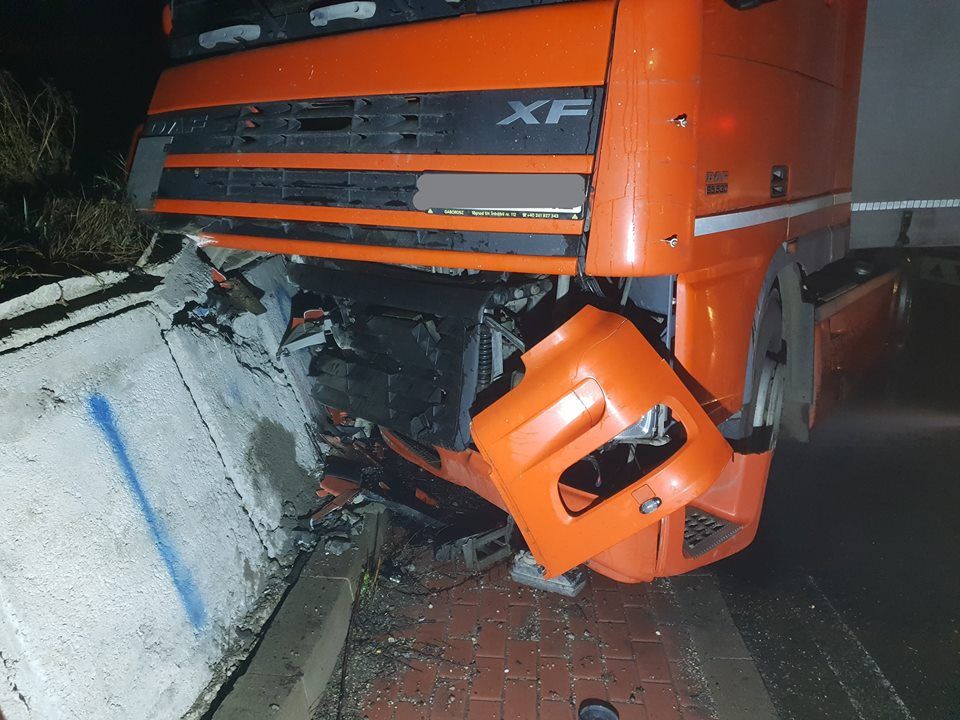 Un TIR a intrat în plin în sensul giratoriu de la Terebești