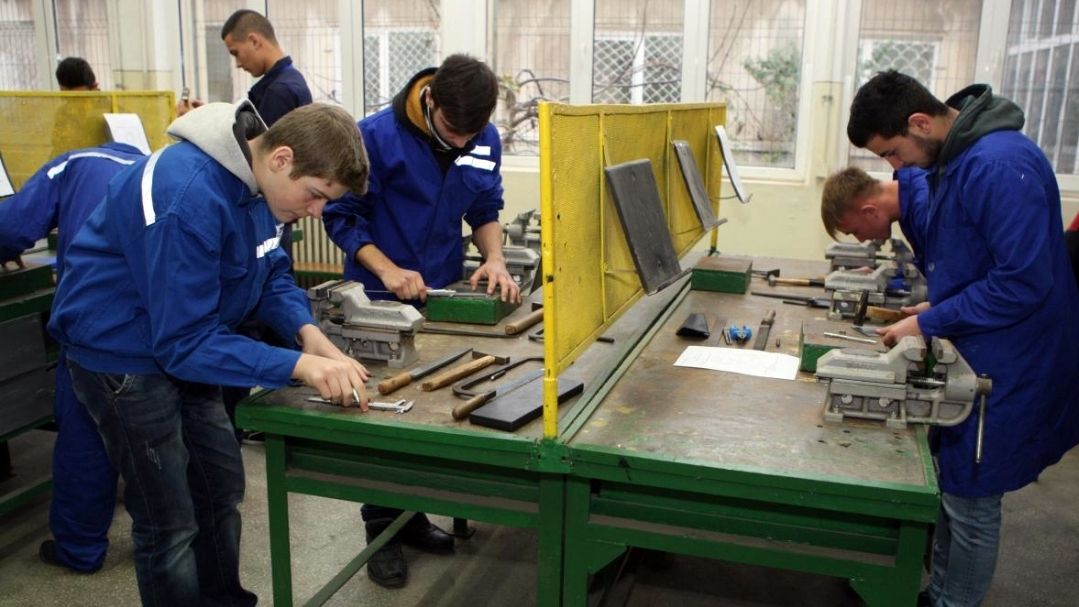 Agenții economici din județ pot solicita școlarizarea elevilor în diverse meserii