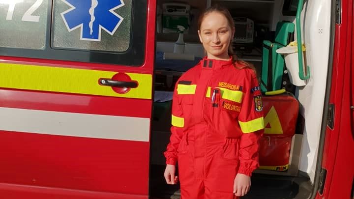 Andreea este tânăra care participă la intervenții alături de pompieri