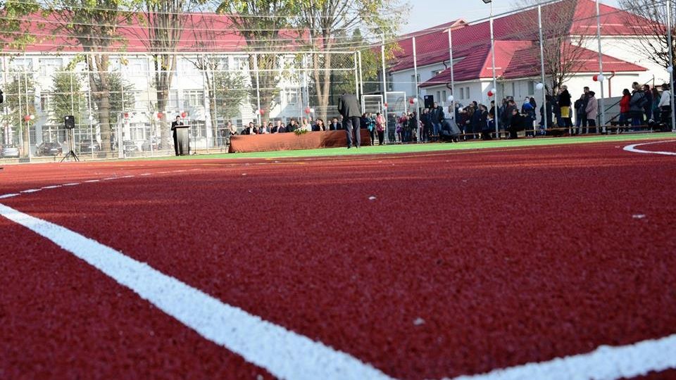 Guvernul Ungariei a investit aproape 100.000 de euro în amenajarea unui teren de sport la o școală din Satu Mare