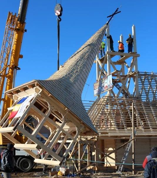 La Apa a fost montată turla pe Biserica de lemn ridicată în memoria lui Vasile Lucaciu