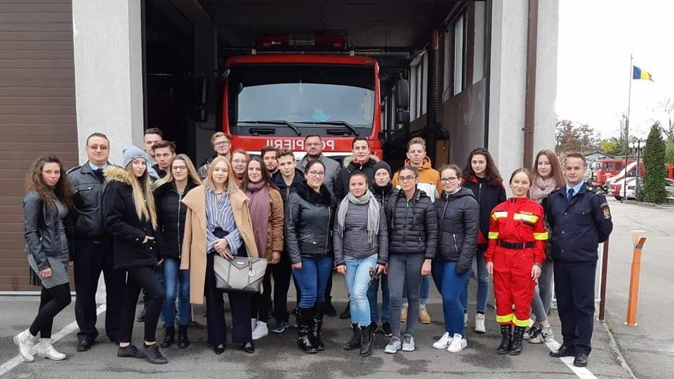 Voluntari la ISU, 16 tineri vor să salveze vieţi din pasiune