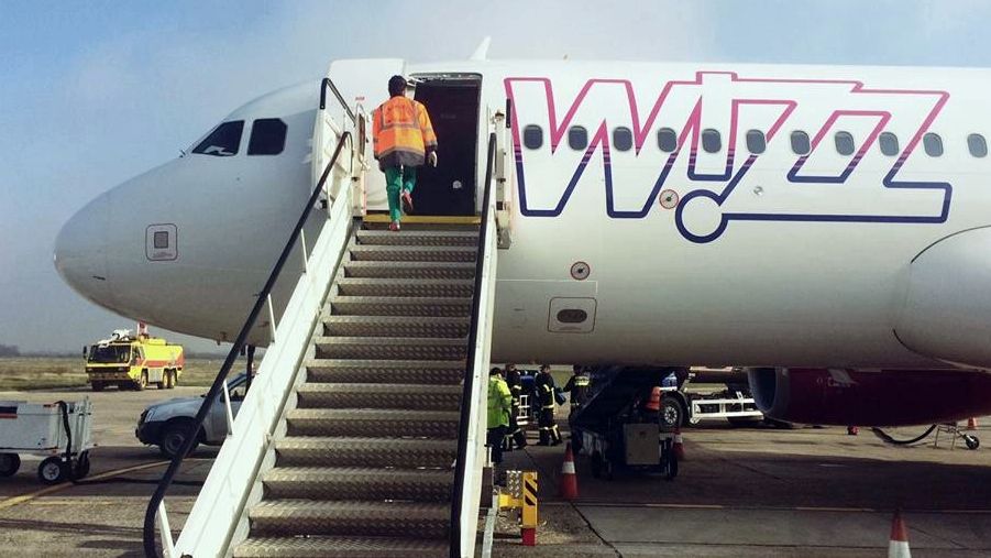Aeronava WizzAir a aterizat la Satu Mare, după mai multe manevre în aer