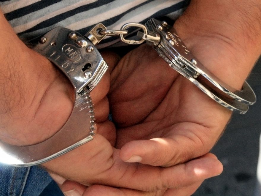 Un minor care a scos cuțitul la doi jandarmi, arestat în Petea