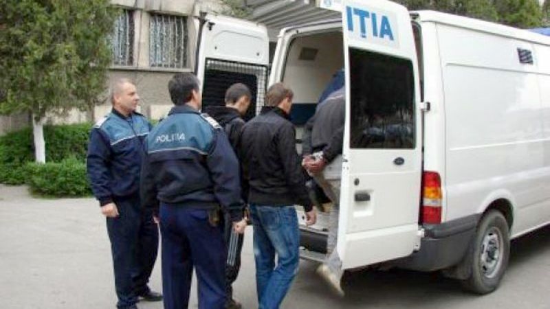 Prinși în flagrant în timp ce furau un generator din scara unui bloc