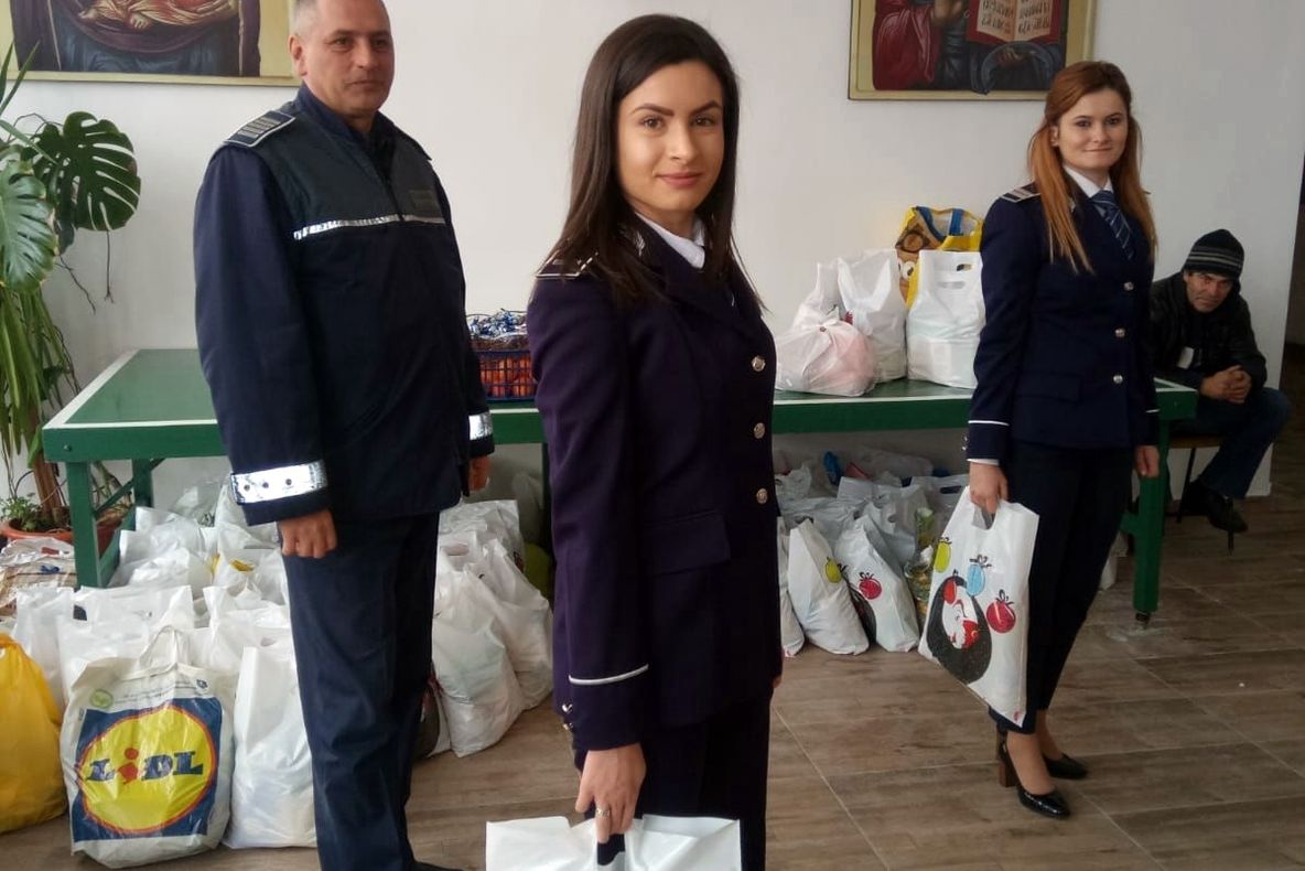 Daruri oferite de polițiștii sătmăreni copiilor nevoiași