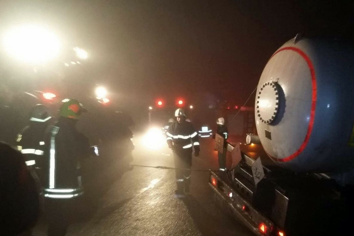 O cisternă cu butan gaz s-a răsturnat pe un drum din județul Satu Mare