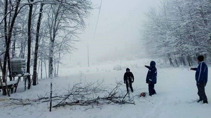 Locuitorii din comuna Bârsău au curent electric, după mai bine de trei zile