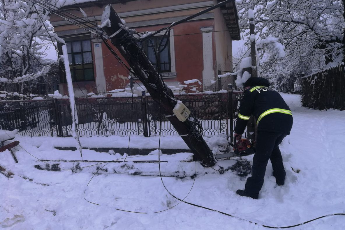 Echipele de intervenție ale Electrica lucrează în continuare pentru realimentarea tuturor consumatorilor din județ