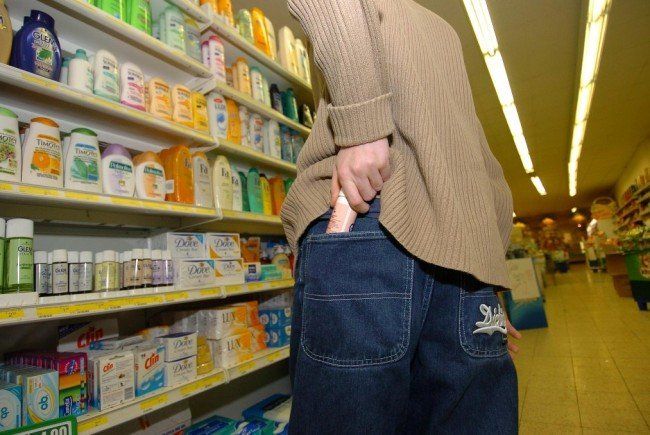 Sătmăreancă lăsată fără euro de un bărbat din Cean care a intrat peste ea în casă