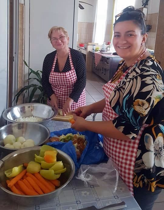 O masă caldă pentru sărmanii de la Adăpostul de Noapte