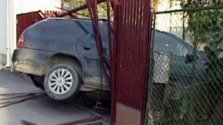 A intrat într-un gard, sub privirile polițiștilor. Șoferița nu avea permis