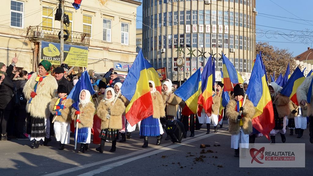 Mii de sătmăreni au ieşit în centru de Ziua Naţională a României