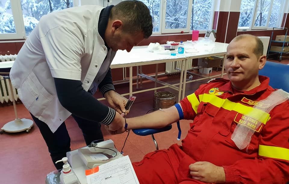 Pompierii sătmăreni au donat sânge. Sătmărenii sunt invitați să se alăture campaniei