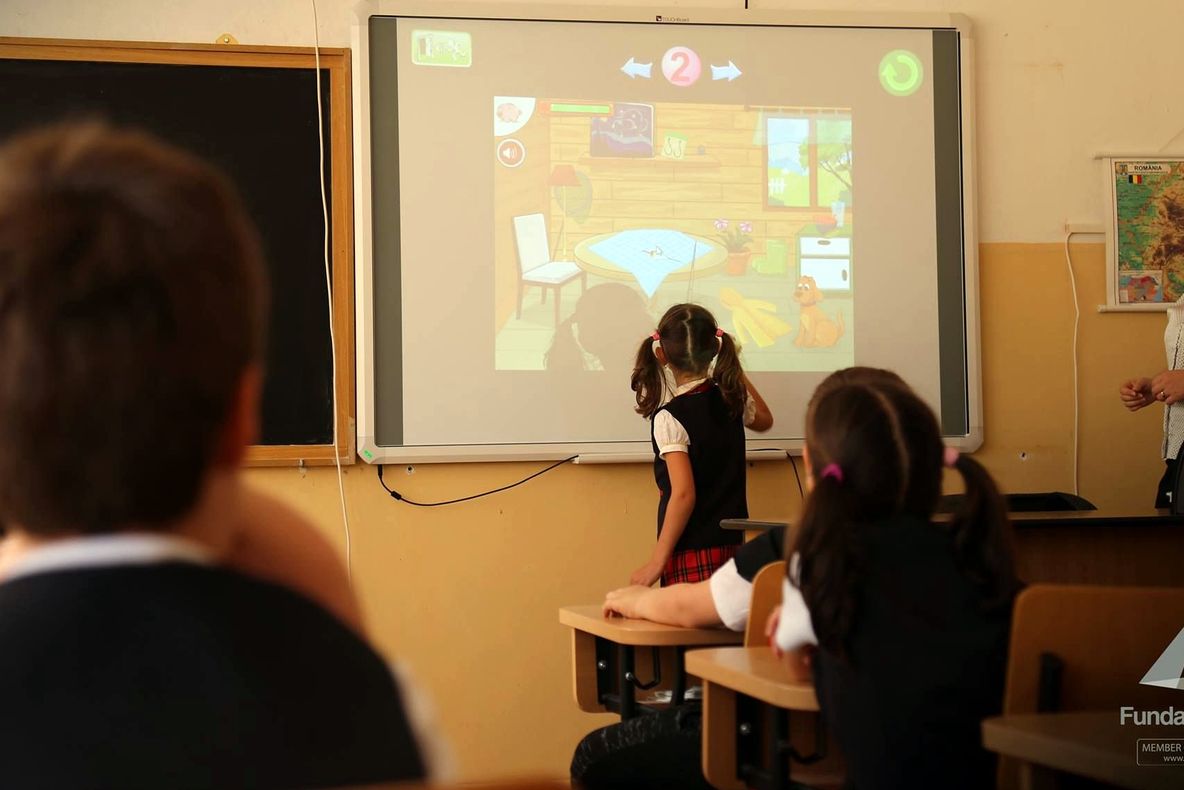 Tablă inteligentă donată elevilor din satul Pomi