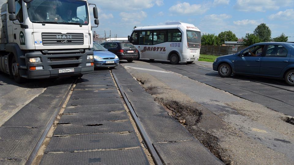 Trafic îngreunat pe DN 19, în zona Acâș, datorită unor lucrări la nivel cu calea ferată