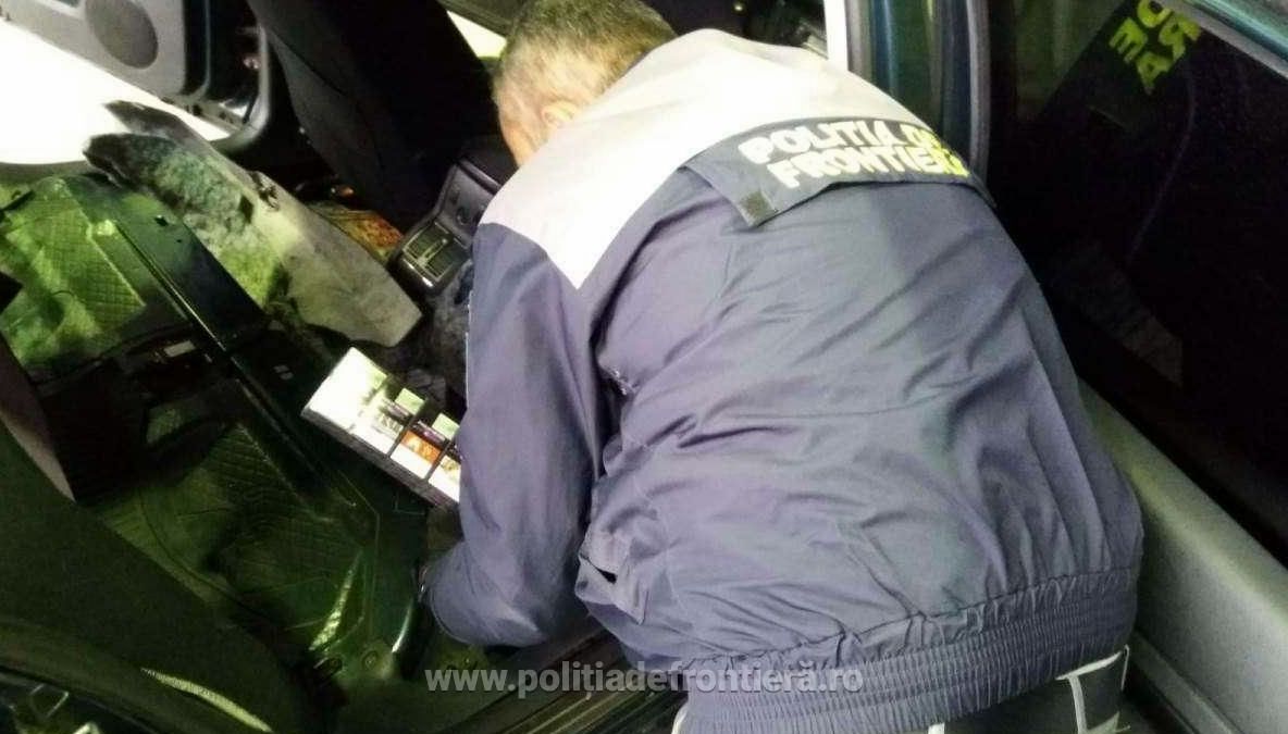 Femeie prinsă de vameși cu țigări de contrabandă ascunse sub bara de protecție și sub bancheta mașinii